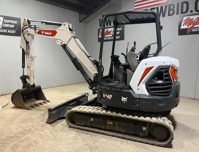 Image of Bobcat E42 equipment image 2