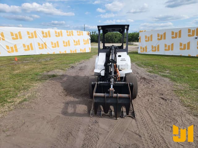 Image of Bobcat L28 equipment image 1
