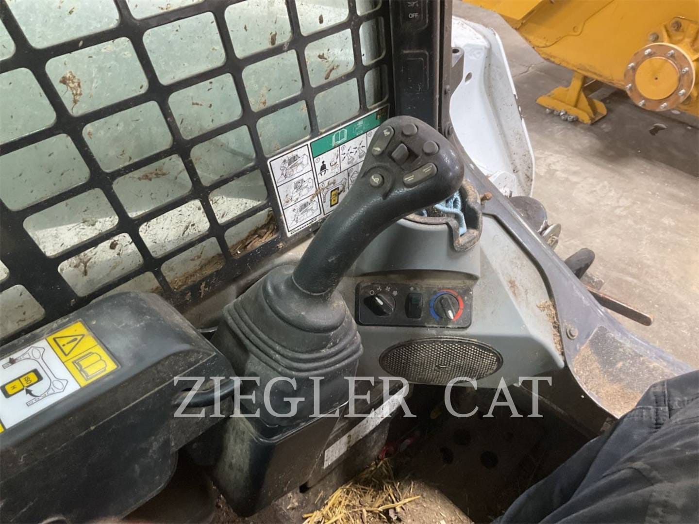 2022 Bobcat S590 Equipment Image0