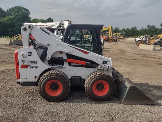 Image of Bobcat S740 equipment image 2