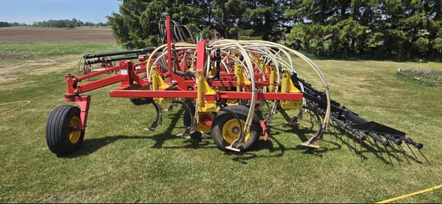 Image of Bourgault 8910 equipment image 1