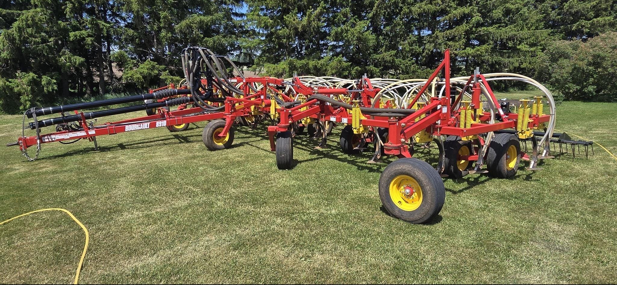 2022 Bourgault 8910 Equipment Image0