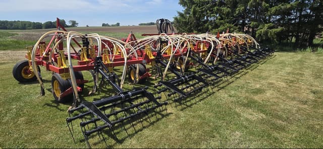 Image of Bourgault 8910 equipment image 3