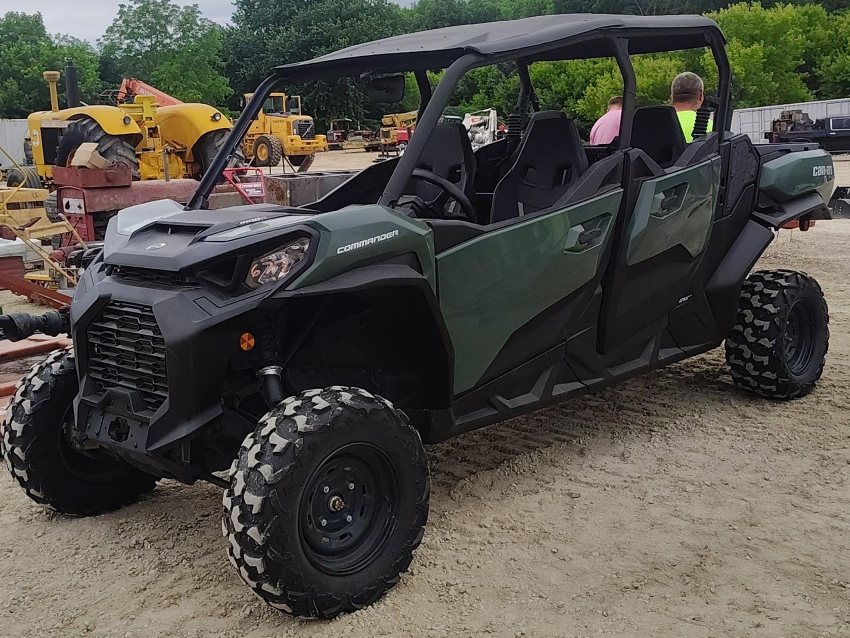 2022 Can-Am Commander Max 1000 DPS Equipment Image0