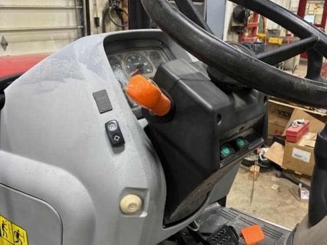 Image of Case IH Farmall 75A equipment image 3