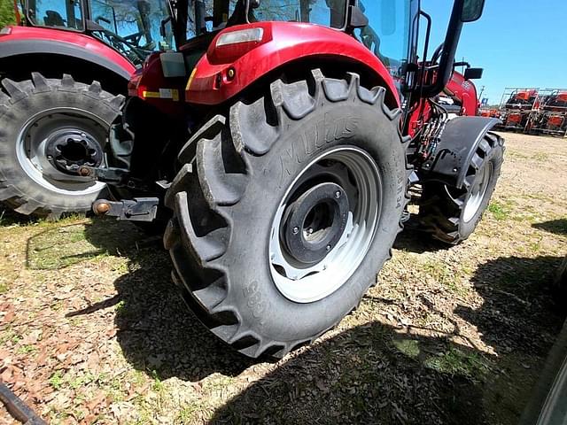 Image of Case IH Farmall 110C equipment image 2