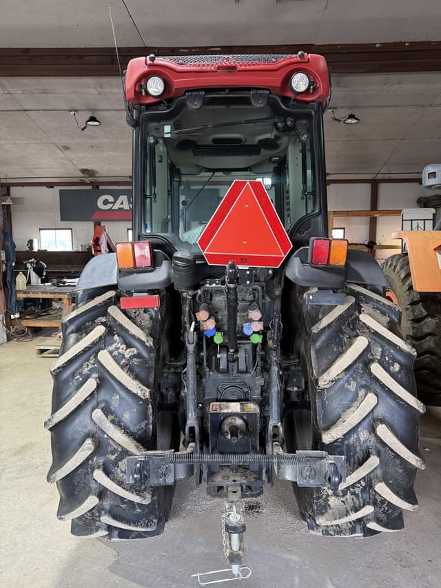 Image of Case IH Farmall 110N equipment image 4