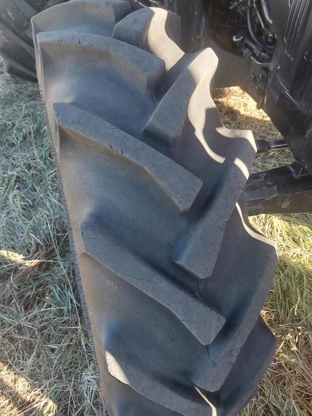 Image of Case IH Farmall 115A equipment image 4