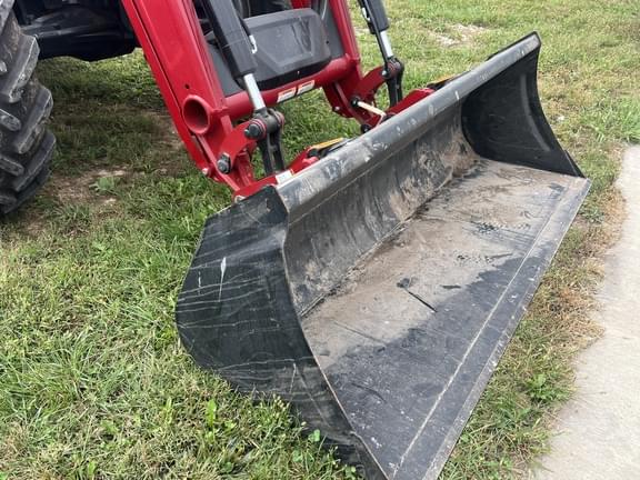 Image of Case IH Farmall 140A equipment image 4