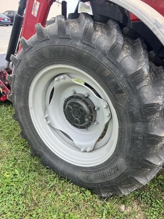 Image of Case IH Farmall 140A equipment image 2