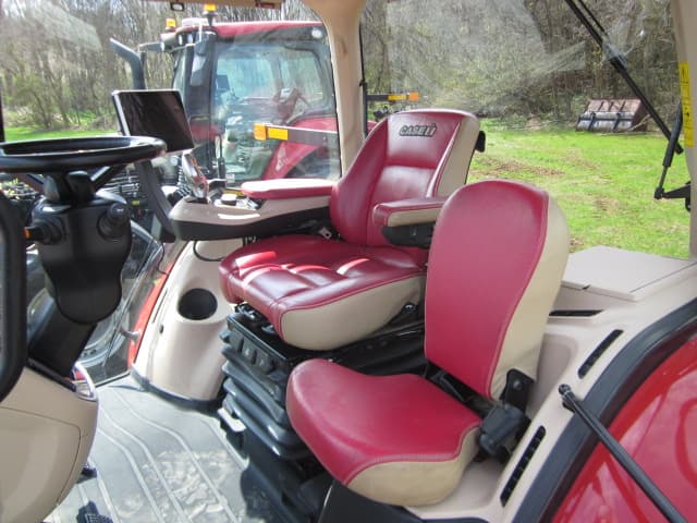 Image of Case IH Magnum 220 equipment image 3