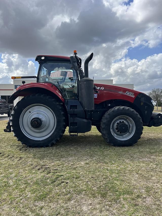 Image of Case IH Magnum 250 equipment image 2