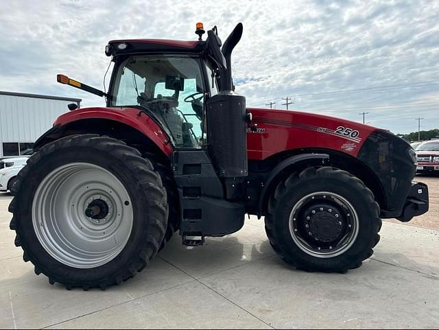 Image of Case IH Magnum 250 equipment image 4