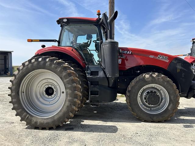 Image of Case IH Magnum 250 equipment image 4