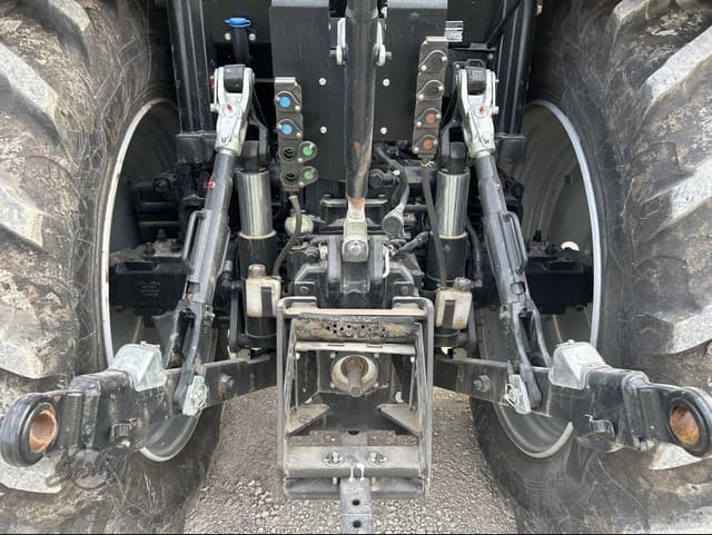 Image of Case IH Maxxum 150 equipment image 4