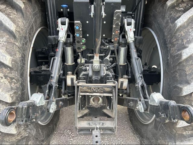 Image of Case IH Maxxum 150 equipment image 4