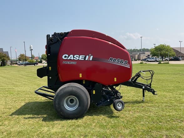 Image of Case IH RB565 equipment image 3