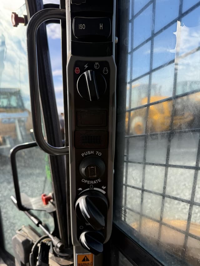 Image of Case TR270B equipment image 4