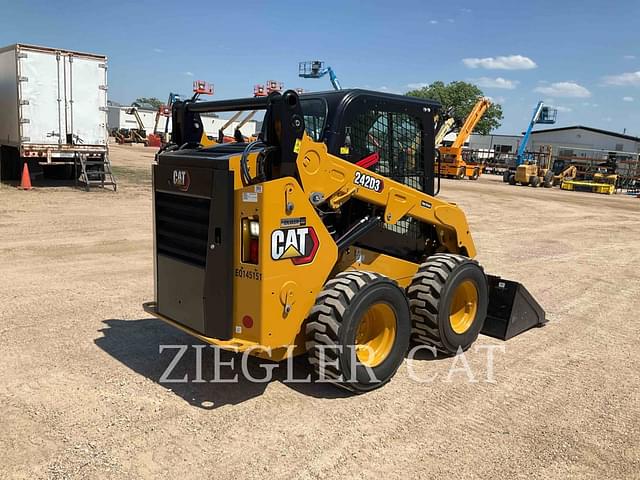 Image of Caterpillar 242D3 equipment image 3