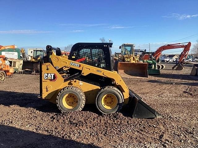 Image of Caterpillar 242D3 equipment image 4