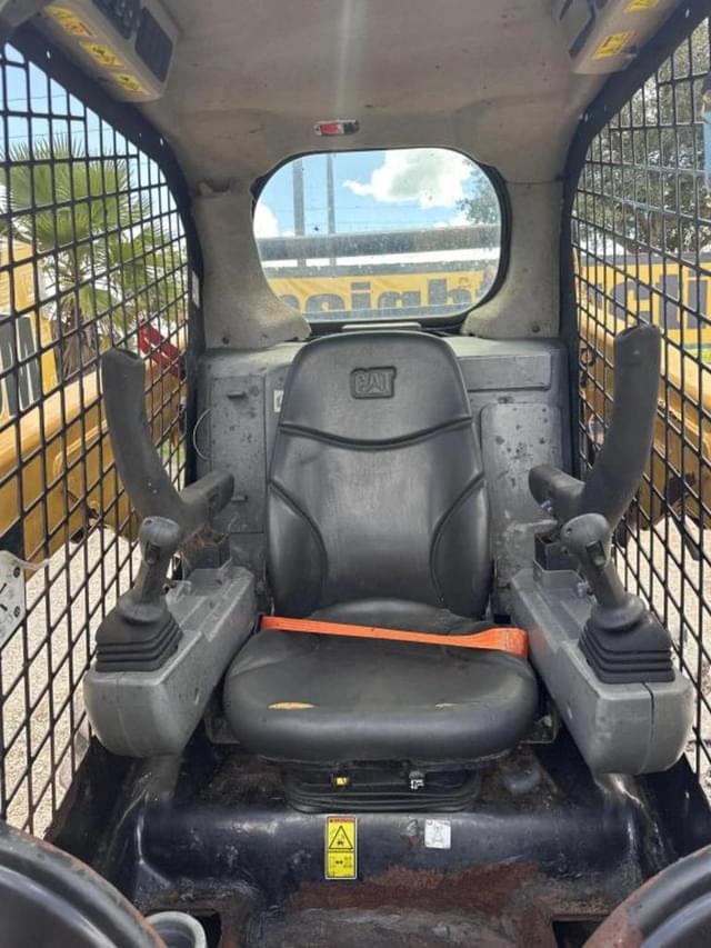 Image of Caterpillar 242D3 equipment image 4