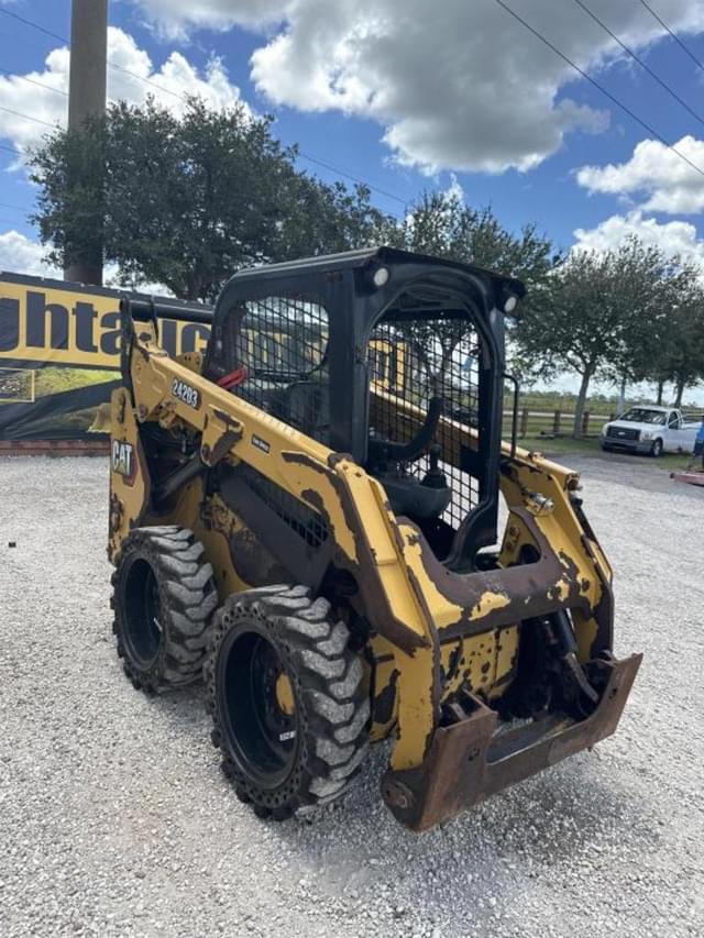 Image of Caterpillar 242D3 equipment image 3