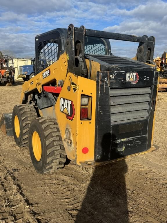 Image of Caterpillar 242D3 equipment image 3