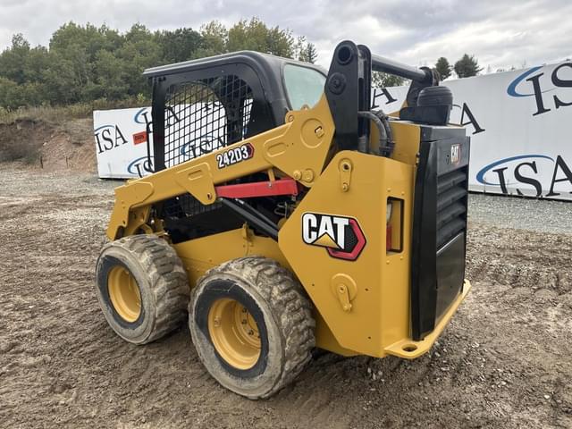 Image of Caterpillar 242D3 equipment image 2