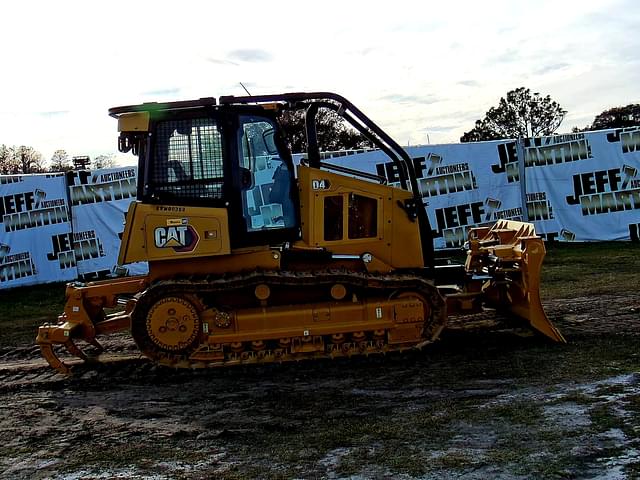 Image of Caterpillar D4 equipment image 3