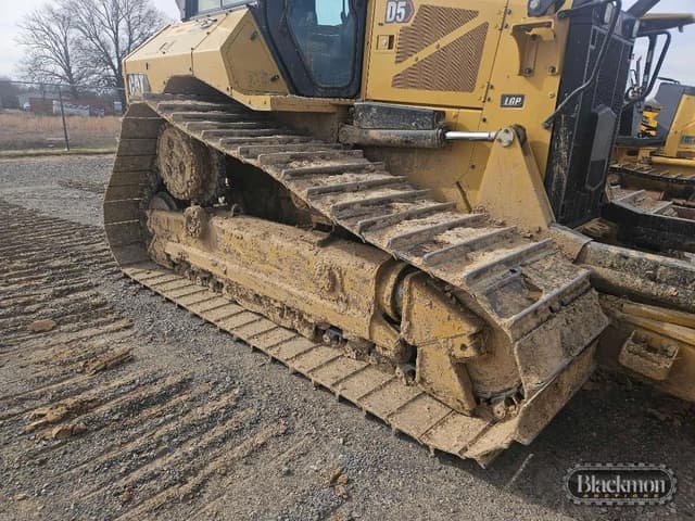 Image of Caterpillar D5 equipment image 3