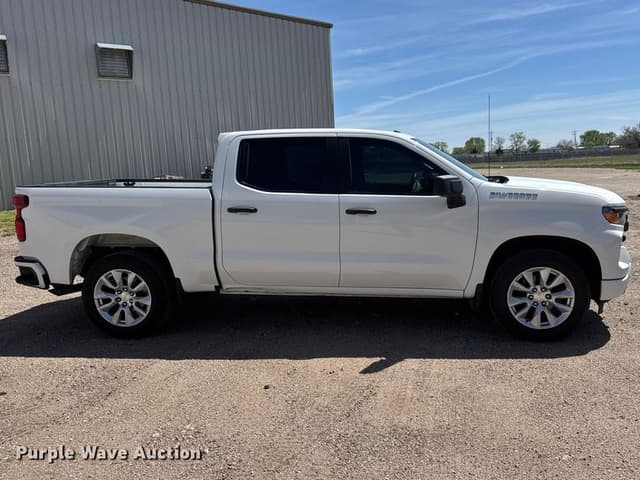 Image of Chevrolet Silverado equipment image 3