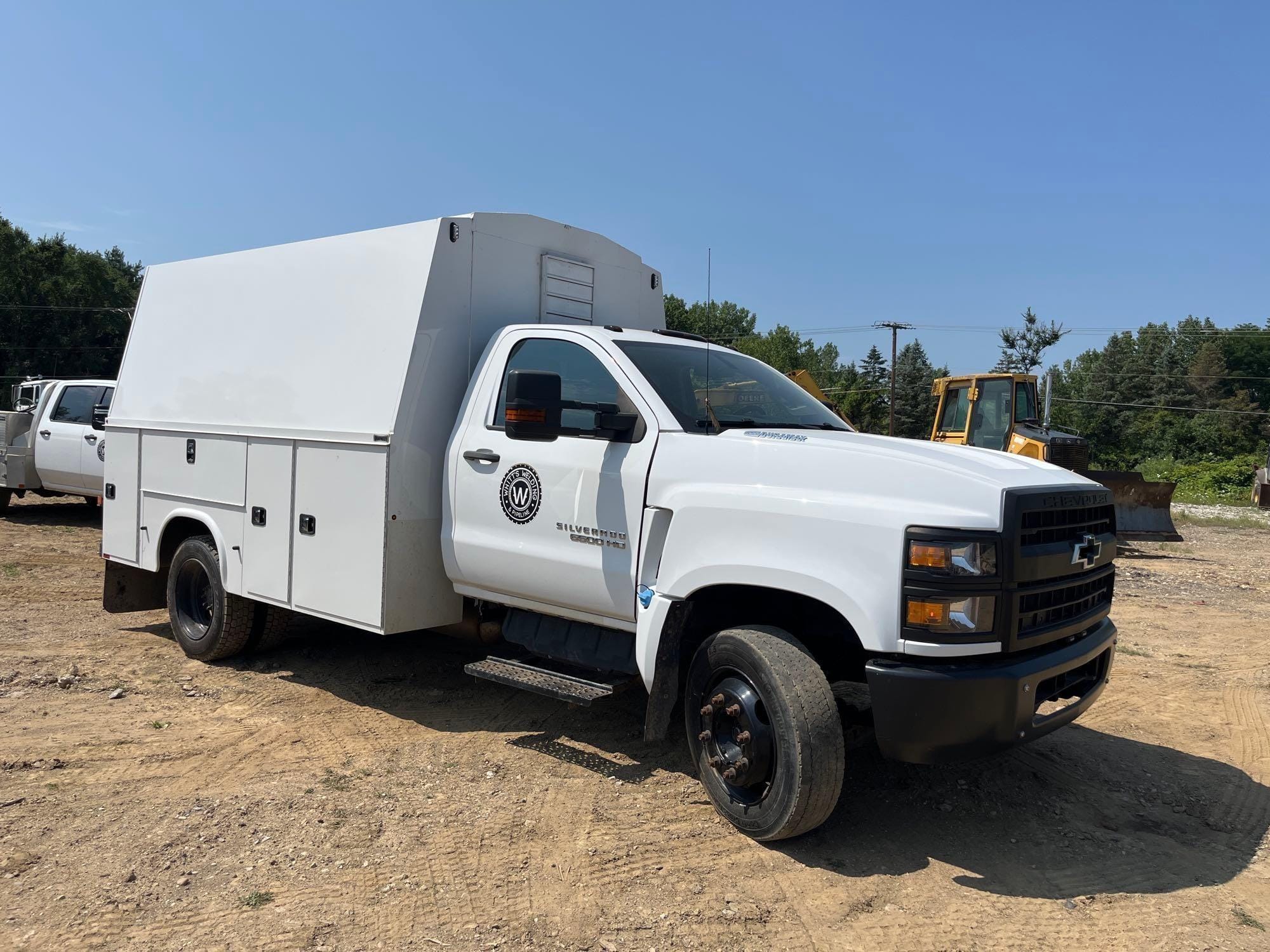2022 Chevrolet 6500HD Equipment Image0