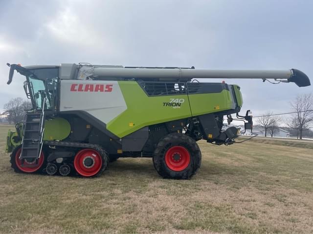 Image of CLAAS Trion 740 equipment image 4