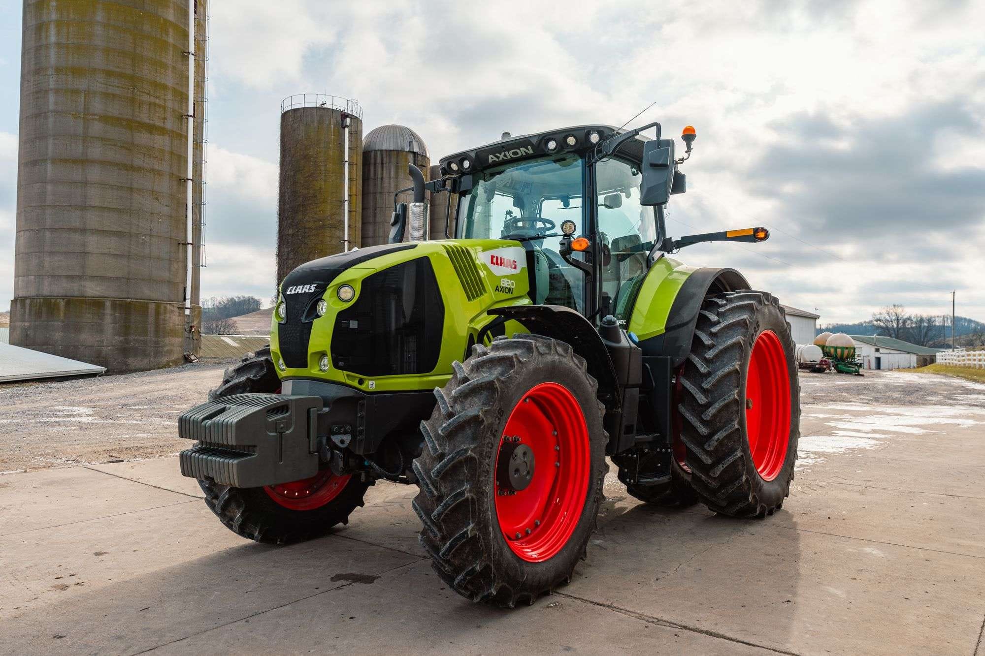 2022 CLAAS Axion 820 Equipment Image0