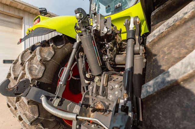 Image of CLAAS Axion 820 equipment image 4