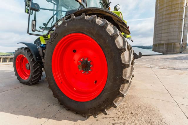 Image of CLAAS Axion 820 equipment image 2