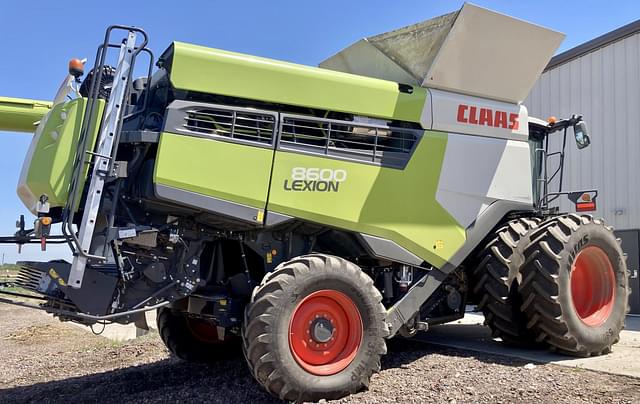 Image of CLAAS Lexion 8600 equipment image 1