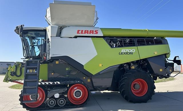 Image of CLAAS Lexion 8700TT equipment image 1