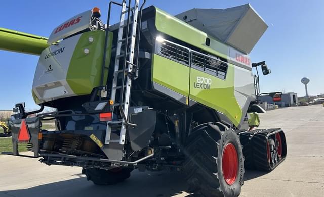 Image of CLAAS Lexion 8700TT equipment image 4