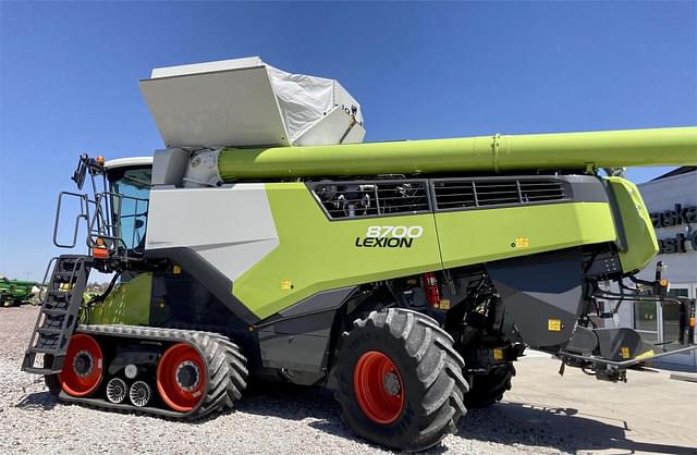 Image of CLAAS Lexion 8700TT equipment image 1