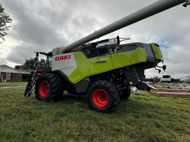 Image of CLAAS Trion 740 equipment image 3