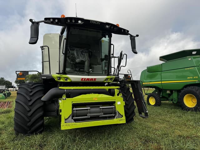 Image of CLAAS Trion 740 equipment image 2