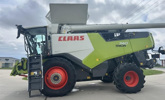Image of CLAAS Trion 740 equipment image 1