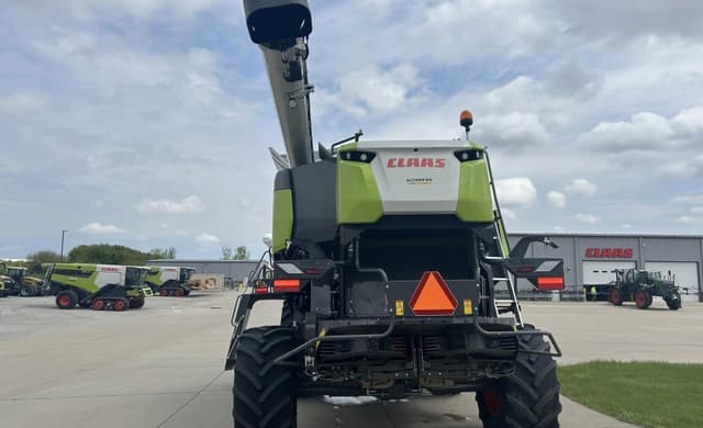 Image of CLAAS Trion 740 equipment image 3