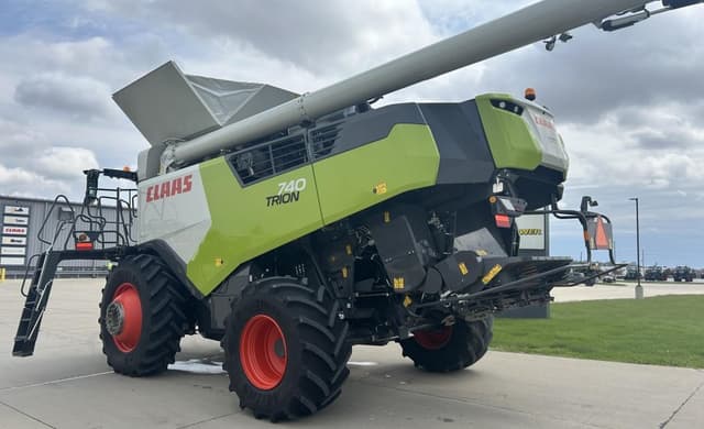 Image of CLAAS Trion 740 equipment image 2