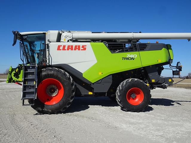 Image of CLAAS Trion 740 equipment image 2