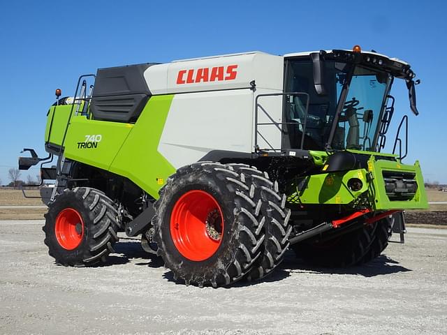 Image of CLAAS Trion 740 equipment image 1