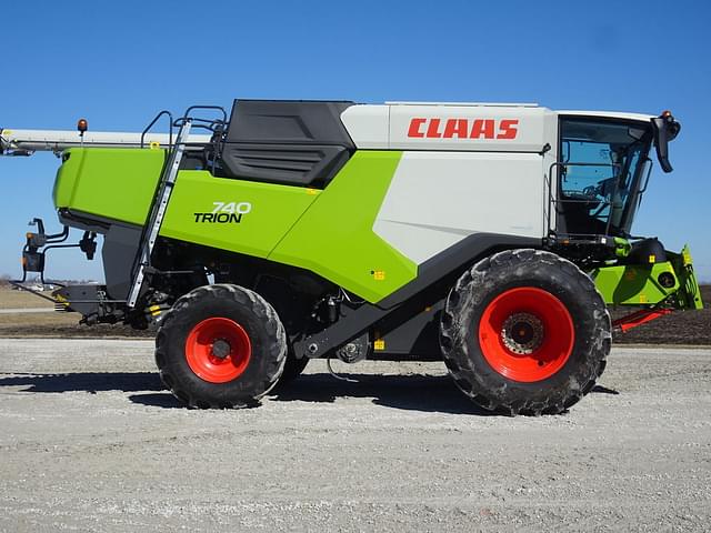 Image of CLAAS Trion 740 equipment image 3