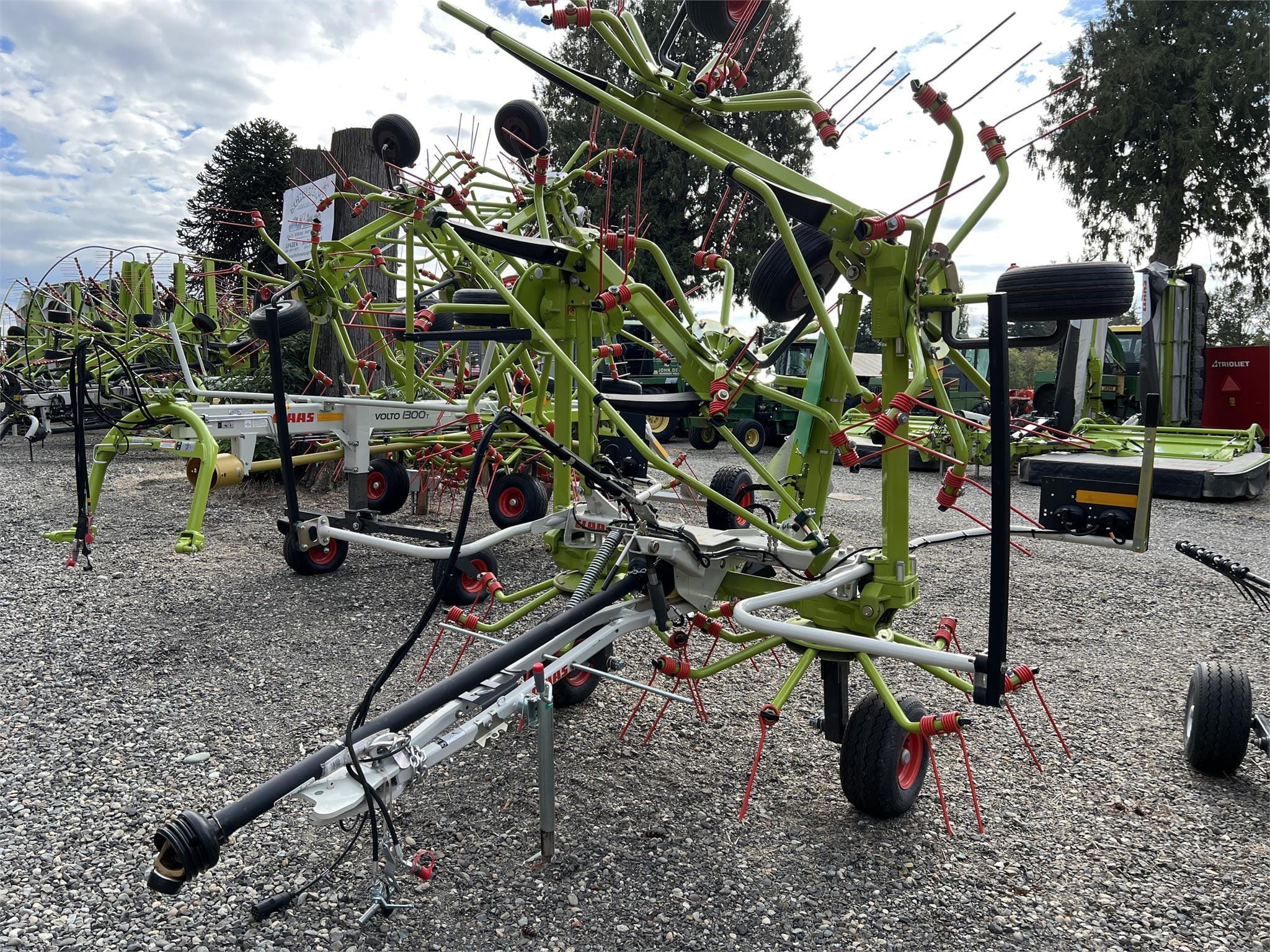 2022 CLAAS Volto 800TH Equipment Image0