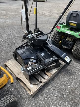 Image of Cub Cadet XT2 LX42 equipment image 4